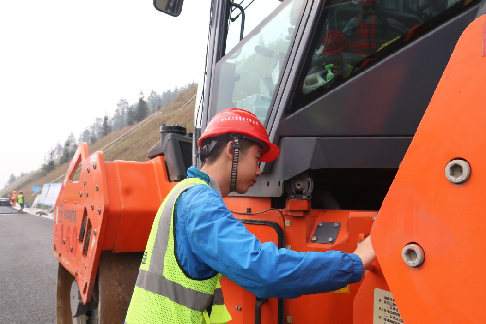公路瀝青鋪設